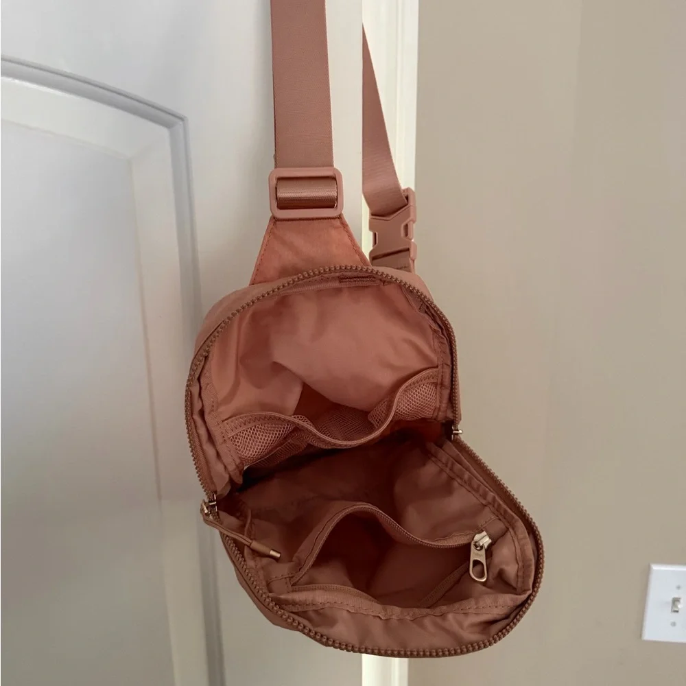 Brand new”NIKE”shoulder bag.Size-W 9”x12”inch.Color-peach.🧡 - Picture 6 of 8